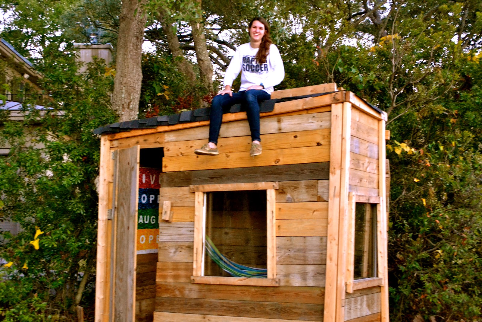 DIY treehouse from 90% salvaged materials